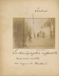 La Chorégraphe Enfantile Dans Une Ruelle Un Oigue Barbarie